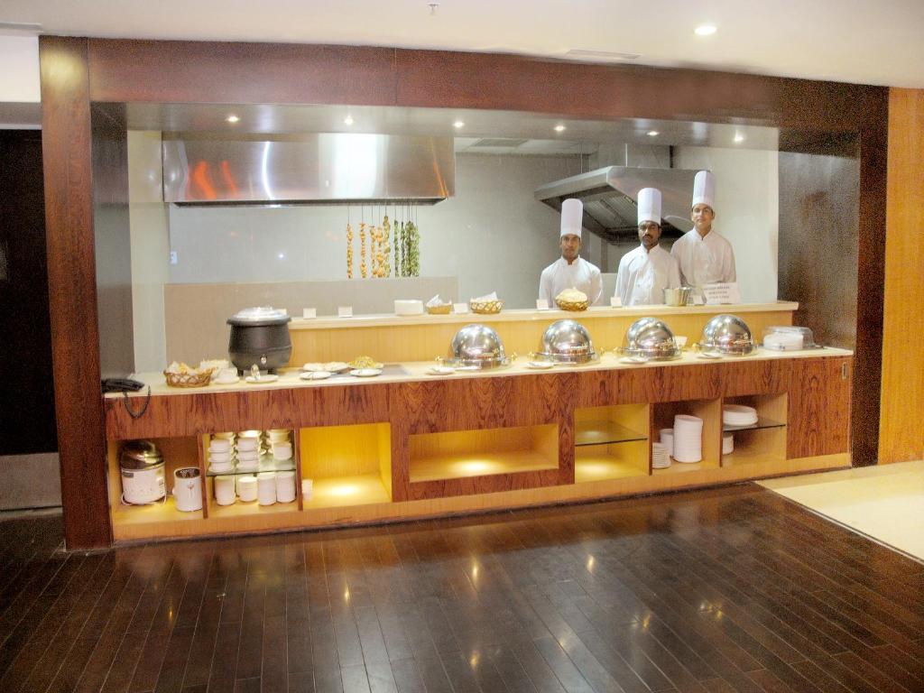 Fortune Select Grand Ridge - Member ITC Hotel Group Tirupati Exterior foto A live kitchen at a hotel